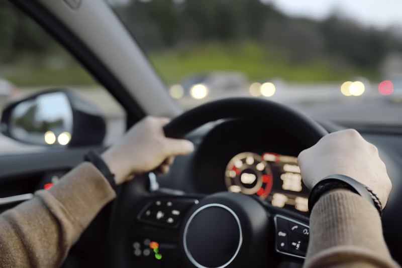 Uno de los papeles que llevas en el coche puede costarte 80 euros de multa de la DGT